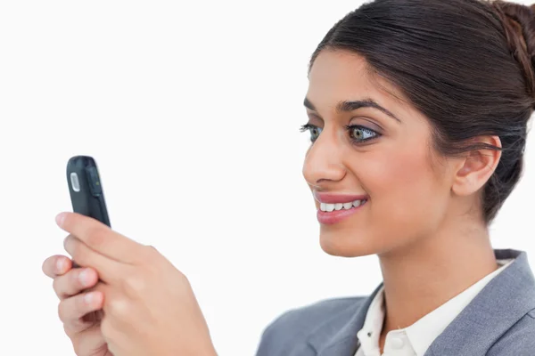 Close up side view of female entrepreneur reading text message — Stock Photo, Image