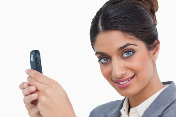 Bliska kobiece przedsiębiorca przytrzymanie jej telefon — Zdjęcie stockowe