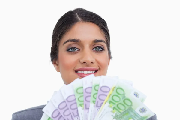 Close up de empresária sorridente com notas bancárias — Fotografia de Stock
