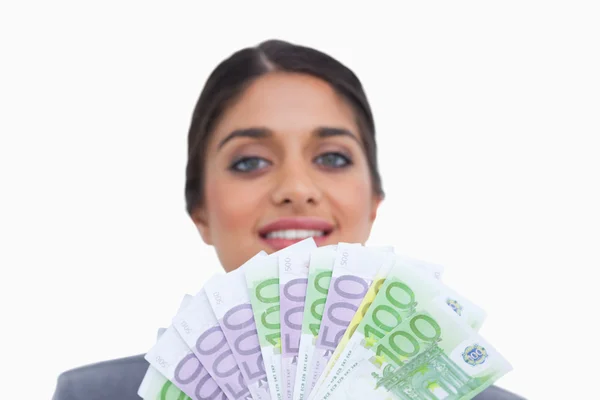 Fechar de sorrir empresária com dinheiro — Fotografia de Stock