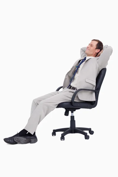 Vista laterale dell'uomo d'affari appoggiato alla sua sedia — Foto Stock