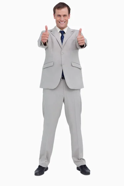 Улыбающийся бизнесмен, показывающий большие пальцы — стоковое фото