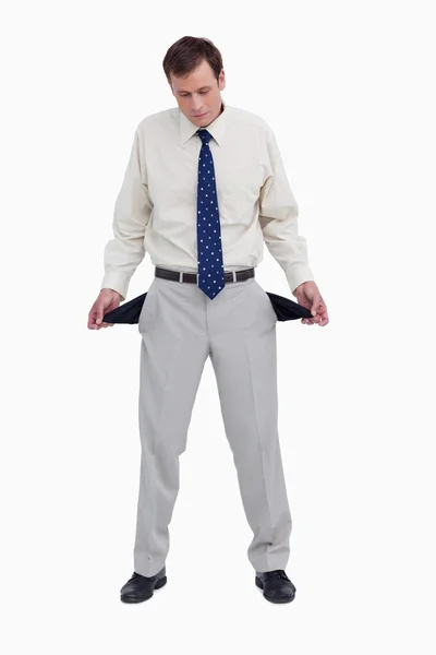 Hombre de negocios en bancarrota mostrando sus bolsillos vacíos — Foto de Stock