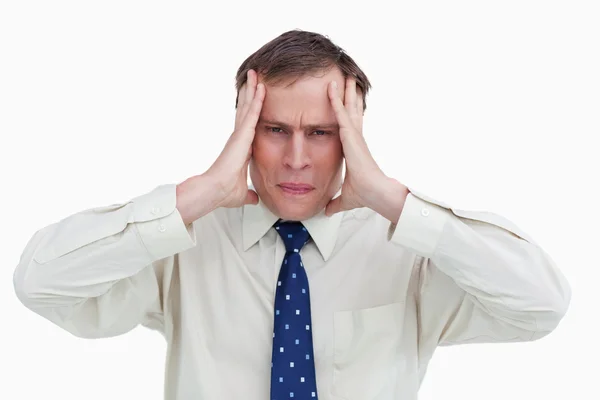 Primer plano del hombre de negocios que experimenta un dolor de cabeza —  Fotos de Stock