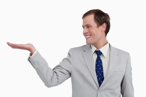 Bliska biznesmen uśmiechający się patrząc na jego dłoń — Zdjęcie stockowe