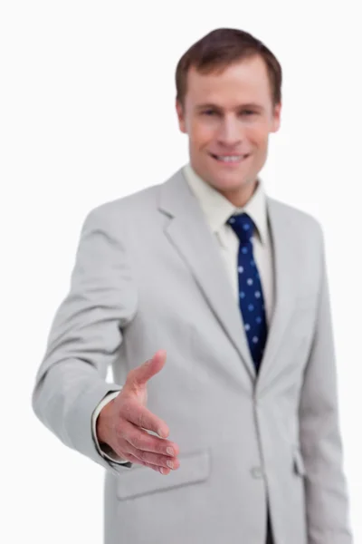 Mão sendo oferecida por um empresário sorridente — Fotografia de Stock