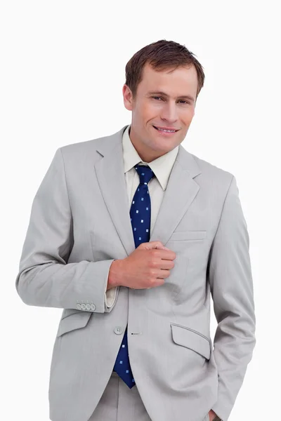 Hombre de negocios sonriente de pie con la mano en el bolsillo — Foto de Stock
