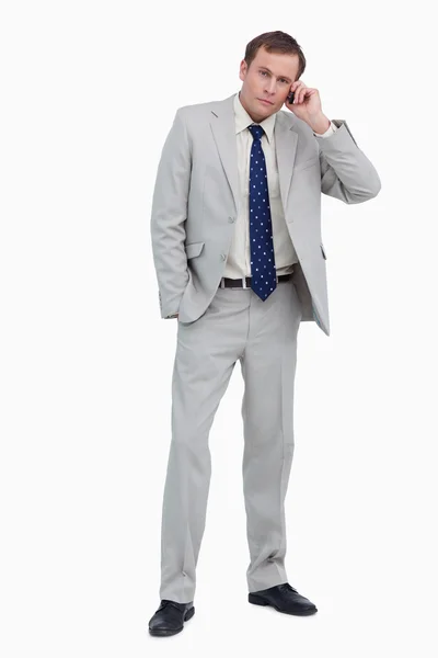 Uomo d'affari che ascolta il chiamante sul suo cellulare — Foto Stock