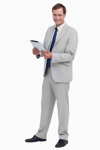Lächelnder Geschäftsmann mit seinem Tablet-Computer — Stockfoto