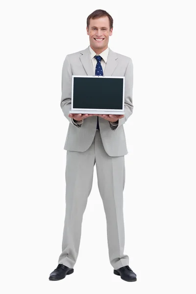 Empresário sorridente apresentando tela de seu laptop — Fotografia de Stock