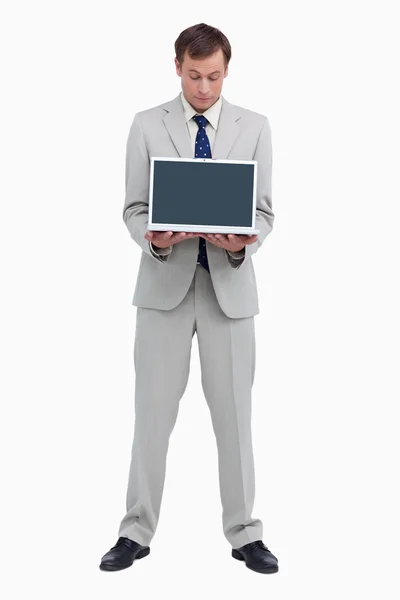 Geschäftsmann schaut auf den Laptop, den er präsentiert — Stockfoto