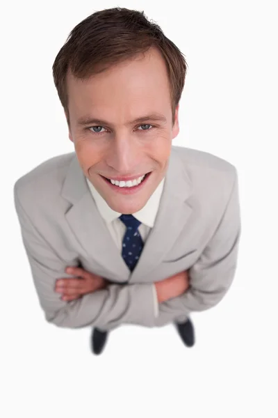 Крупным планом улыбающегося бизнесмена со сложенными руками — стоковое фото