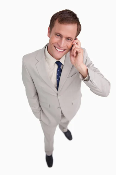 Primer plano de un hombre de negocios sonriente rascándose la cabeza — Foto de Stock