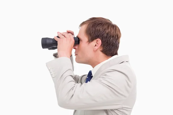 Sidovy av affärsman med spionera glasserna — Stockfoto