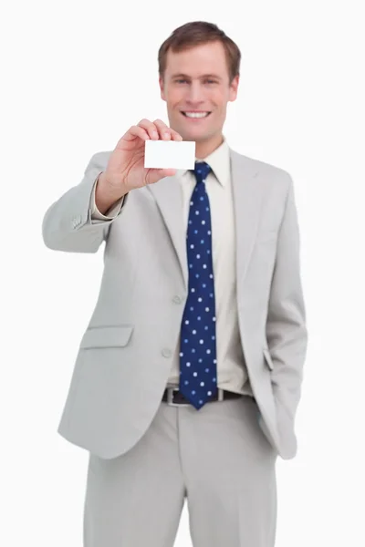Hombre de negocios sonriente presentando su tarjeta de visita — Foto de Stock
