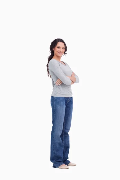 Leende kvinna med armarna vikta — Stockfoto