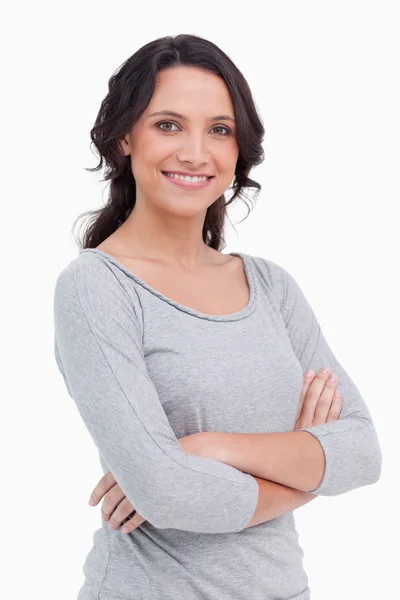 Крупным планом улыбающейся молодой женщины со сложенными руками — стоковое фото