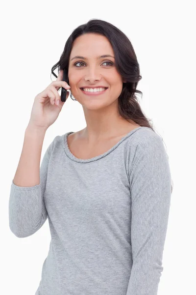 Bliska uśmiechający się kobiety na jej telefon komórkowy — Zdjęcie stockowe