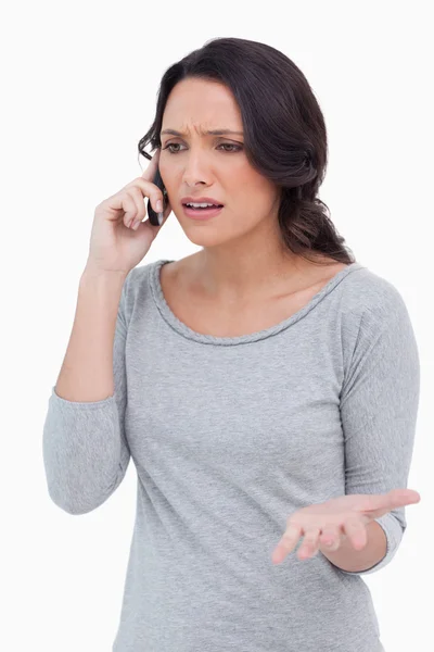 Kobieta rozmawia z jej telefon komórkowy z bliska — Zdjęcie stockowe