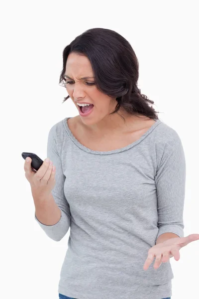 Närbild på kvinnan skrek i sin mobiltelefon — Stockfoto