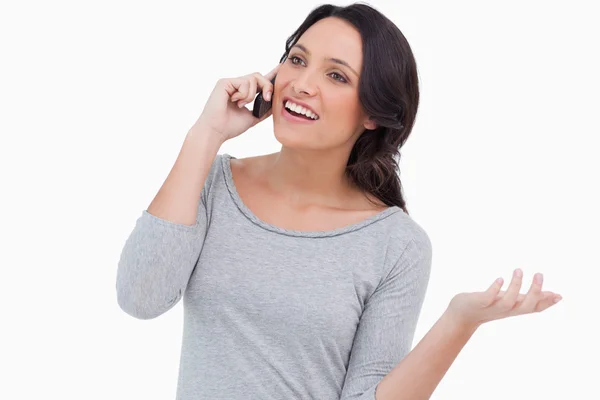 Primer plano de la mujer sonriente hablando en su teléfono móvil —  Fotos de Stock