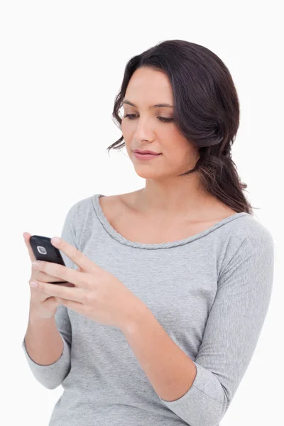 Närbild på kvinna läser SMS — Stockfoto