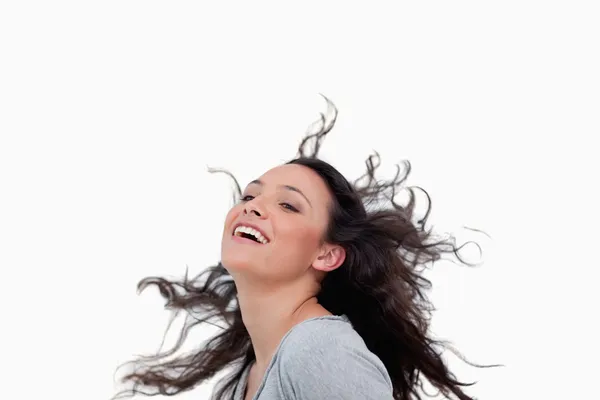 Sorridente donna capovolgendo i capelli — Foto Stock
