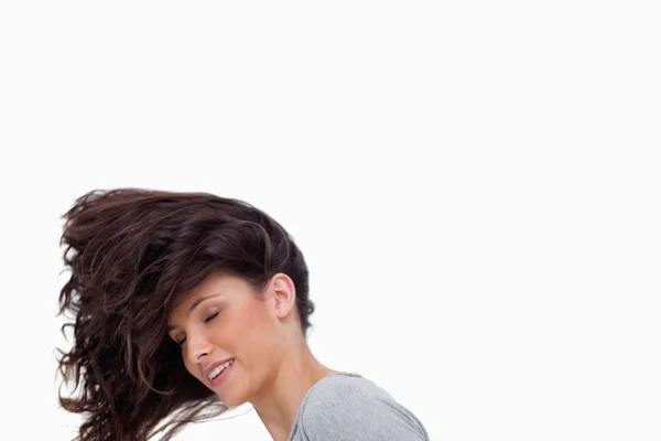 Jovem mulher lançando seu cabelo — Fotografia de Stock