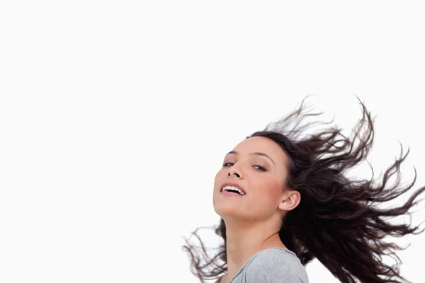 Молодая женщина с волосами в движении — стоковое фото