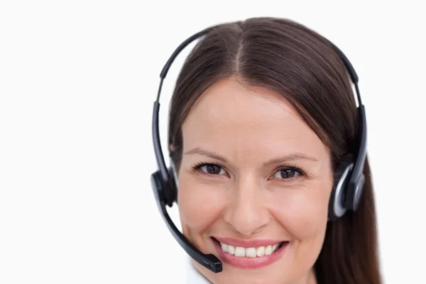 Close up de sorrindo agente de call center feminino — Fotografia de Stock
