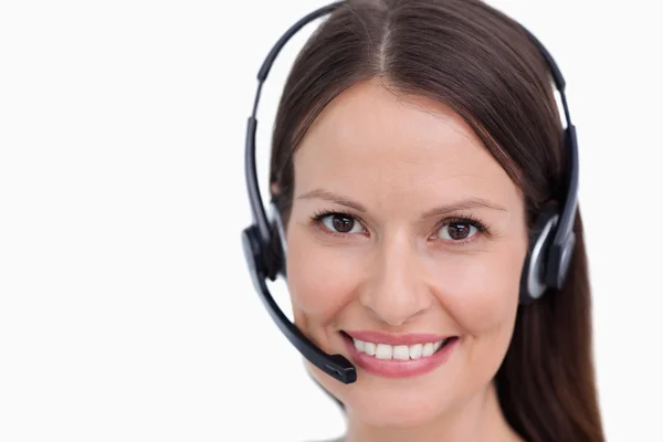Primo piano di sorridente dipendente del call center femminile — Foto Stock
