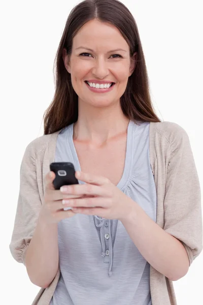 Cep telefonunu ile gülümseyen kadın kapatmak — Stok fotoğraf