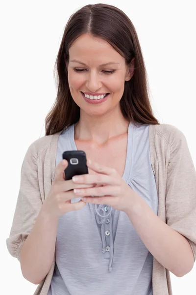 Detailní záběr usmívající se žena s její mobil — Stock fotografie