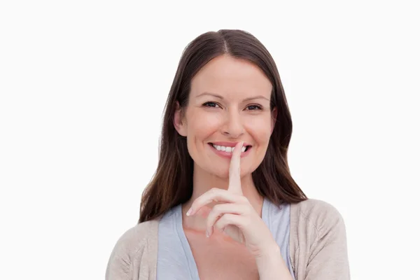 Bliska uśmiechający się kobieta prosi o ciszę — Zdjęcie stockowe