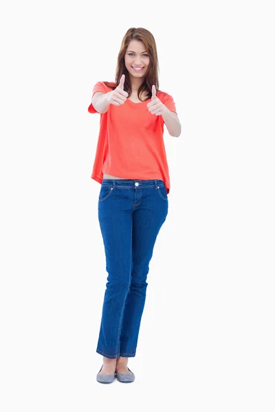 Teenager looking at the camera with her thumbs up — Stock Photo, Image