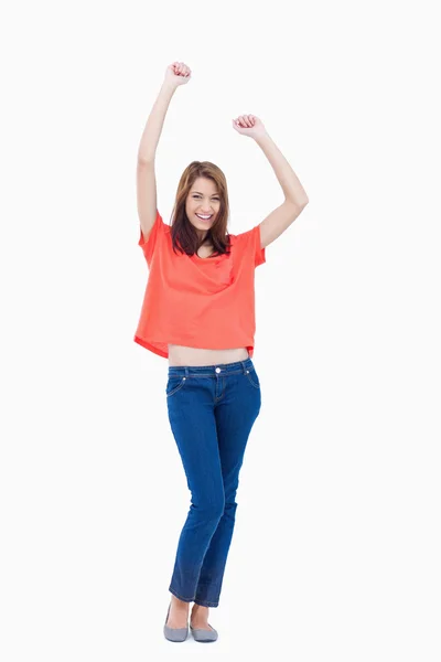 Nevetve tizenéves alkalmi ruhában, rövid idő emelés a karját — Stock Fotó