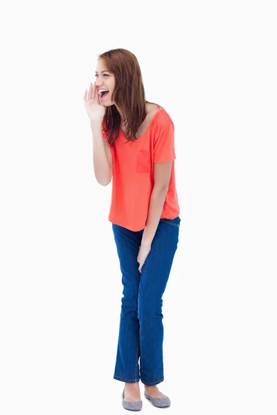 Mujer joven gritando para llamar a alguien — Foto de Stock