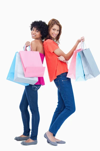 Twee tienermeisjes houden shopping tassen — Stockfoto
