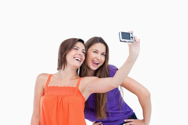 Two teenagers photographing themselves — Stock Photo, Image