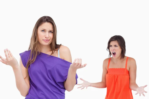 Teenager-Mädchen unwissend gegenüber ihrem verärgerten Freund — Stockfoto