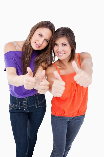 Tonåringar att sätta sina tummar upp medan leende — Stockfoto