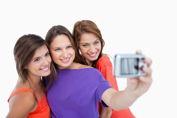 Tre vackra tonårsflickor som står sida vid sida samtidigt som — Stockfoto