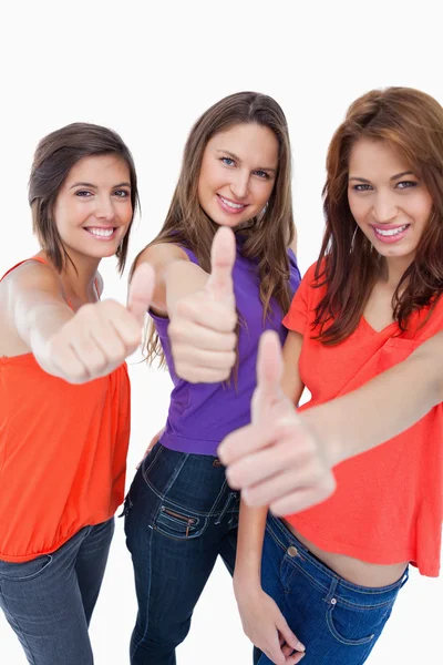 Три девочки-подростка гордо демонстрируют свое счастье, надевая футболки — стоковое фото