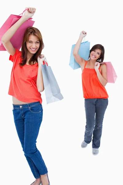 Ragazza adolescente seguendo il suo amico dopo lo shopping contro un bianco — Foto Stock