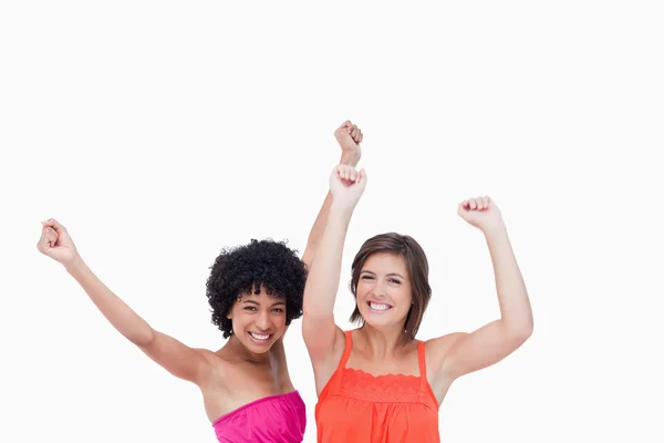 Glada tonåringar att höja armarna ovanför huvudet — Stockfoto