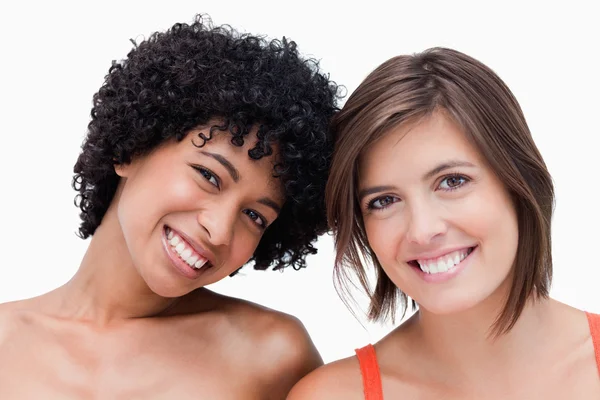 Tienermeisjes glimlachend en poseren tegen een witte achtergrond — Stockfoto