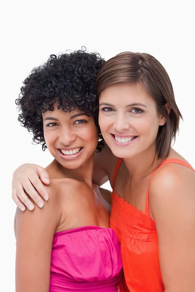 Teenagers smiling while putting their hands on each others shoul — Stock Photo, Image