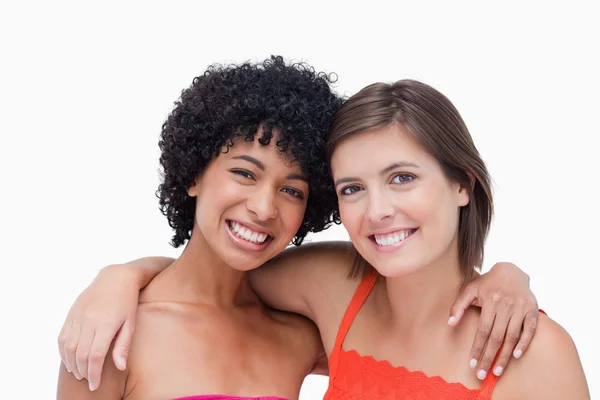 Two smiling friends holding each other by the shoulder — Stock Photo, Image