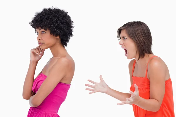 Seitenansicht eines Streits zwischen zwei Teenager-Mädchen — Stockfoto