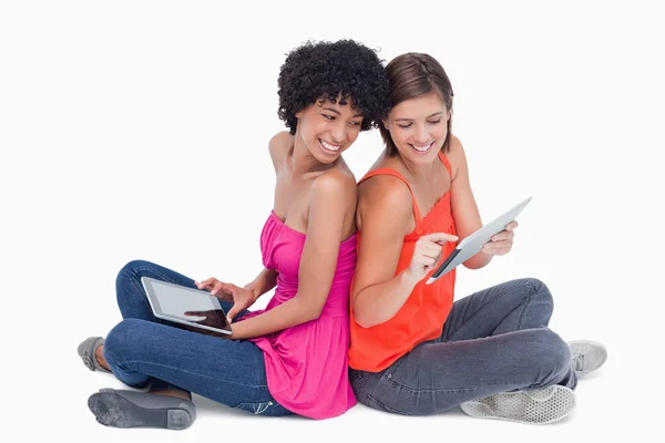 Sonriente adolescente orgullosamente mostrando su tableta PC a su amigo —  Fotos de Stock